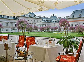 Schlossterrasse im 4-Sterne-Schloss-Hotel 013-pill in Dresden an der Elbe