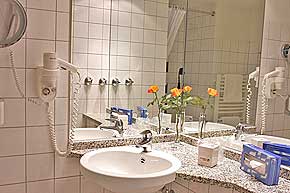 Badezimmer im 3-Sterne-Hotel 243-dres