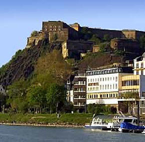 Hotel in Koblenz direkt am Rheinufer unterhalb der Festung Ehrenbreitstein mit Blick auf die Altstadt von Koblenz und das Deutsche Eck.