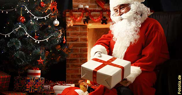 Familienurlaub Weihnachten 2024 2025 sorgenfrei buchen - Der Weihnachtsmann kommt zur Bescherung ins Hotel.  Fotolia.de
