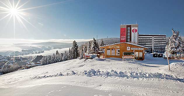 Urlaub ber Weihnachten am Fichtelberg. Winterurlau bim Luftkurort Oberwiesenthal im Erzgebirge.