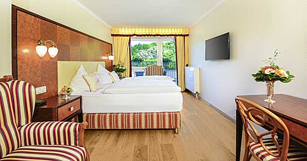 Urlaub über Weihnachten direkt am Rheinufer. Weihnachtskurzreise in Boppard am Rhein, ca. 100 m zur Altstadt und Fußgängerzone, inmitten vom UNESCO-Weltkulturerbe Mittelrhein, im romantischen Rheintal.