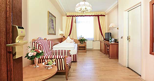 Urlaub über Weihnachten direkt am Rheinufer. Weihnachtskurzreise in Boppard am Rhein, ca. 100 m zur Altstadt und Fußgängerzone, inmitten vom UNESCO-Weltkulturerbe Mittelrhein, im romantischen Rheintal.