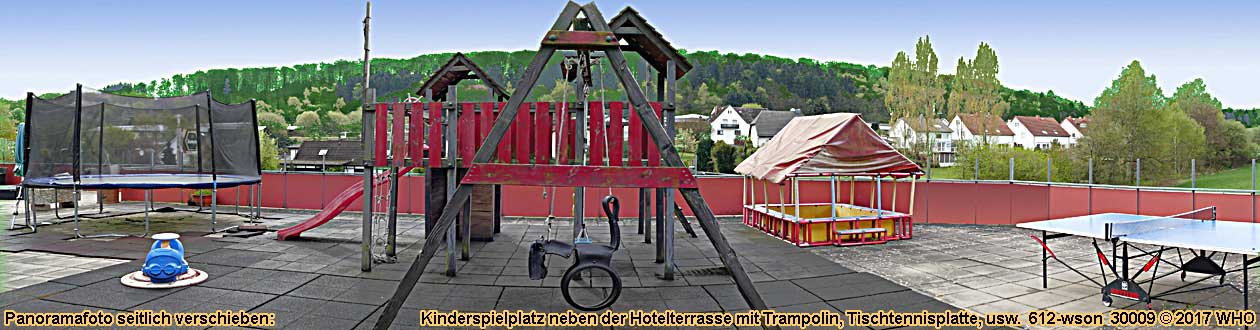 Kinderspielplatz mit Trampolin, Tischtennisplatte. Urlaub über Weihnachten Hotel im Taunus. Weihnachtskurzurlaub im Hochtaunuskreis.