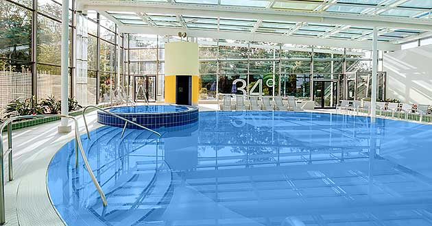 Karoli Badepark im Bayerischen Wald mit Freibad, Hallenbad, Gesundheitssolebad 34C (Mediterraneum) und ganzjhrigem Auenpool. 